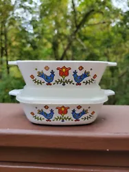 Set of 2  In good vintage condition  No chips or cracks  One comes with the lid  Smoke free home