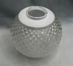 Voici un magnifique globe à pointes diamant ou bulles en cristal moulé Diamètre du globe : 13,5 cm - Hauteur : 12 cm...