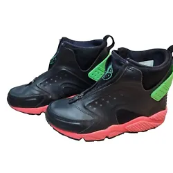 These Nike Huarache Mid Run Boots in black, size 7 for men, offer superior comfort, fit, and style. The perfect blend...