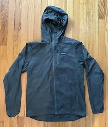 This is a like new mens Patagonia Houdini jacket, size medium.  Color is 