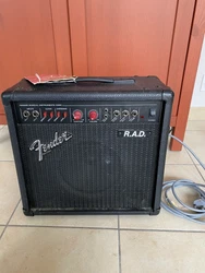 Ampli Fender Modèle : R.A.D Puissance : 75wFonctionne bien Des traces d’usure/ stockage et de poussière Modèle de...
