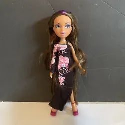 BRATZ YASMIN FEATHERAGOUS THIS IS PRE OWNED BUT STILL IN VERY NICE CONDITION! SHE IS READY TO ADD TO YOUR COLLECTION !...