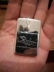 zippo militaire f-16 Falcon . État : Occasion  Envoyé rapidement et soigné également 😉 Vendu comme sur les...