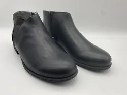 Mootsie Tootsie Bootsies! Womens Black Faux Leather Ankle Boots Size 7. Condition is “Used”. Women’s size 7. Good...