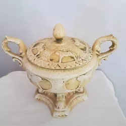 Old ceramic vase. Ancien vase en céramique.
