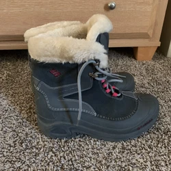 Columbia Women’s Bugaboot Omni Heat Gray Pink Winter Snow Boots Size 7.  In really nice condition! So warm and comfy.