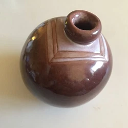 Vase Boule Cloutier col excentré … Vintage Vallauris Année 50/60. Signé en creux sous la base Tons vieux rose...