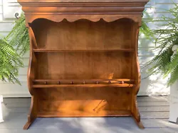THIS IS FOR THE HUTCH CHINA CABINET TOP ONLY. ETHAN ALLEN. BELIEVING IT TO BE BY ETHAN ALLEN NO MAKERS MARK ON IT....