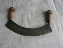 Objet assez sympa, pour déco. En état dusage, la bague de droite ne tiens pas bien, il faut la refixer, il maque...