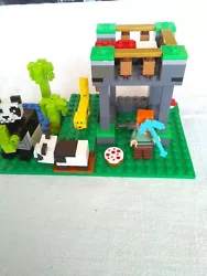LEGO MINECRAFT 21158 .LA GARDERIE DES PANDAS .. Peu de manques comme vous pouvez le constater sur les photos Sera...