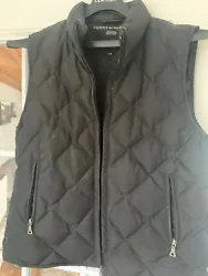 GENTLY WORN LADIES LIGHTWEIGHT PUFFER/QUILTED STYLE VEST. COLOR BLACK. SIZE LARGE. 100 PERCENT POLYESTER.