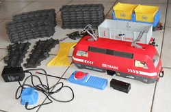 1 Locomotive fonctionne tester. 24 Clip attaches rails. 14 Rails courbes. 8 Rails droites. 1 Batterie. 1 Aiguillage...