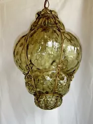 Ce m agnifique et ancien lustre cage, suspension ou lanterne en verre fumé de Murano suguso, première partie du XX...