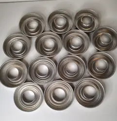 For your consideration is a set of 14 round aluminum jello molds. A couple have small dings in the top. Item in photos...