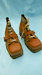 Très belle et ancienne paire de chaussure montante galoche en cuir. le talon est adapté pour la fixation ski ?....