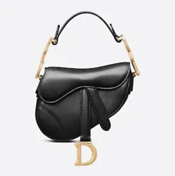 CHRISTIAN DIORMICRO DIOR SADDLE Référence : S5685CCEH-M900. The iconic Saddle bag is updated by Maria Grazia Chiuri...
