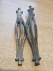 Elles sont en métal Longueur : 17,4 cm. Largeur au plus large : 3 cm.