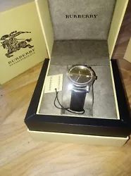 Très belle et authentique montre Burberry The City BU9011 , bracelet cuir véritable marron, et cadran avec dateur. En...