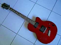 Made in Indonesia. Touche assez plate, profil de manche en D assez prononcé, épaisseur env. 22mm en 1ère case. Je ne...
