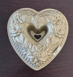 NEW FROM NORDIC WARE MADE FOR WILLIAMS SONOMA FLORAL HEART BUNDT PAN. Exclusive gold-tone PFOA-free nonstick finish...