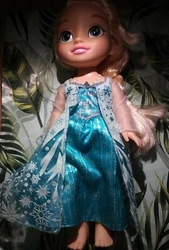 Disney Frozen Elsa Doll Sings & Her Dress Lights Up 13.