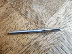 Stylo Bille 4 Couleurs Mont Blanc Noblesse. Très bon état, les mines sont vides Pas de papier ni boîte Produit...