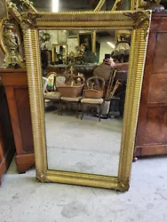 Joli et ancien miroir doré.