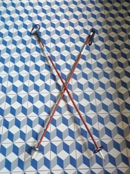 133 cm de long, 10 de large environ. poignées noires.