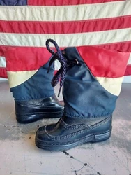 BABY SNOW BOOTS. WATERPROOF. SIZE 5.. COOL VINTAGE SNOW BOOTS IN GOOD CONDITION.  WE OFFER FREE SHIPPING ON ALL ITEMS!