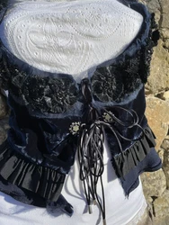 Neuf Magnifique gilet Bijoux HIGH USE bleu M Velours et soie. Doublure en coton Fermeture à lacets. État neuf, jamais...