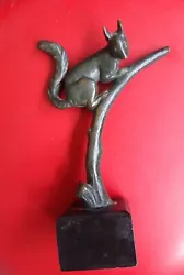 Luc sculpture années 1920-1930. Signature LUC. Bronze Art Deco Écureuil sur une branche.