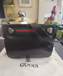 Sac Gucci Vintage en cuir noir et doublure en daim pour lintérieur du sac. Très bon état général du sac malgré...
