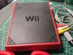 Nintendo Wii mini Console - Rouge (2102632). En parfait état , fonctionne très bien .   Vendu avec 2 Wii more motion...