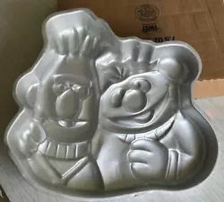 MADE BY WILTON(1977). ALUMINUM CAKE PAN MOLD.