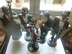 Statues orchestre 5 musiciens et chanteurs noirs de Jazz - Vintage 49 cm.  deux Chanteurs Trompettiste - Trompettiste...