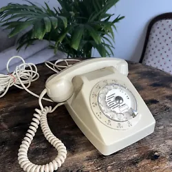 Ancien téléphone Socotel S63 à cadran vintage De Couleur crème. Fonctionne.