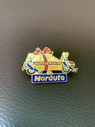 Pin’s Voiture anniversaire Norauto attache au dos du pins présenteLivraison soignée,rapide et sécurisée en lettre...
