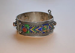 Très joli bracelet ancien Kabyle avec émaux et corail rouge.