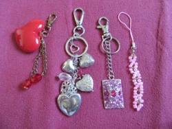 Lot de 4 bijoux de sac/porte clés en métal couleur argentée avec perles/pierres roses. E tat neuf. Longueur environ...