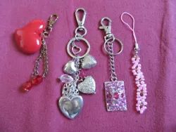 Lot de 4 bijoux de sac/porte clés en métal couleur argentée avec perles/pierres roses. E tat neuf. Longueur environ...
