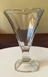 Objet authentique en parfait état ni éclats ni fêlures. Poids: 275gr.