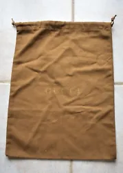 Caractéristiques : Sac anti poussière pour protéger votre sac Céline. Largeur : 37 cm. Longueur : 26 cm.
