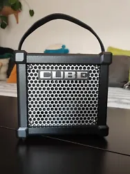 Roland Mini Cube GX.  État impeccable, proche du neuf, toujours utilisé en home studio non fumeur.  Super petit ampli...
