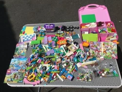 Gros lot de vrac Lego Friends avec voiture caravane personnage scooter etc ….