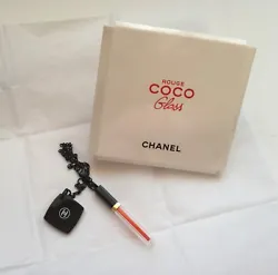 1 Très Joli Bijoux De Sac Rouge Coco Gloss De Chanel.
