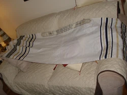 PRAYER SHAWL APROX 20X73. I HAVE NOTED TO THE BEST OF MY KNOWLEDGE THE QUALITIES I HAVE LISTED. A SIGNIFICANT...