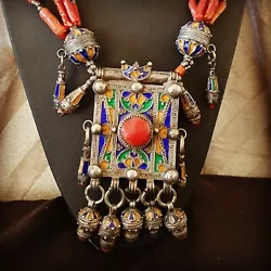 Un jolie collier en argent et corail rouge , sautoir a boite ancien des années 1945, de la region ait yenni kabylie, ...