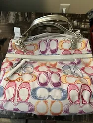 This classic brand new white Coach signature shoulder bag is a stylish addition to any womans wardrobe. The exterior is...
