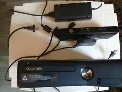 Je vends une Xbox 360 avec ses accessoires en très bon état de marche avec 12 jeux et Kinect + (1 mannette non...