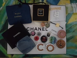 (SUPERBE LOT- // CHANEL //. 7 ) 2 boutons 2,5 cm chanel pour création ). 8 ) 1 tigette 2 ml coco noir dans sa boite. 6...